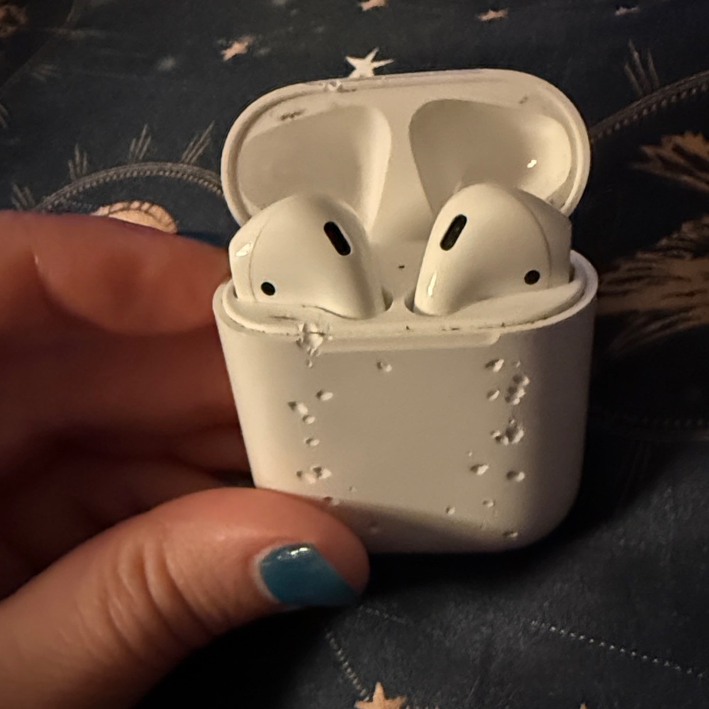 White Apple Wireless Earbuds with Charging Case
